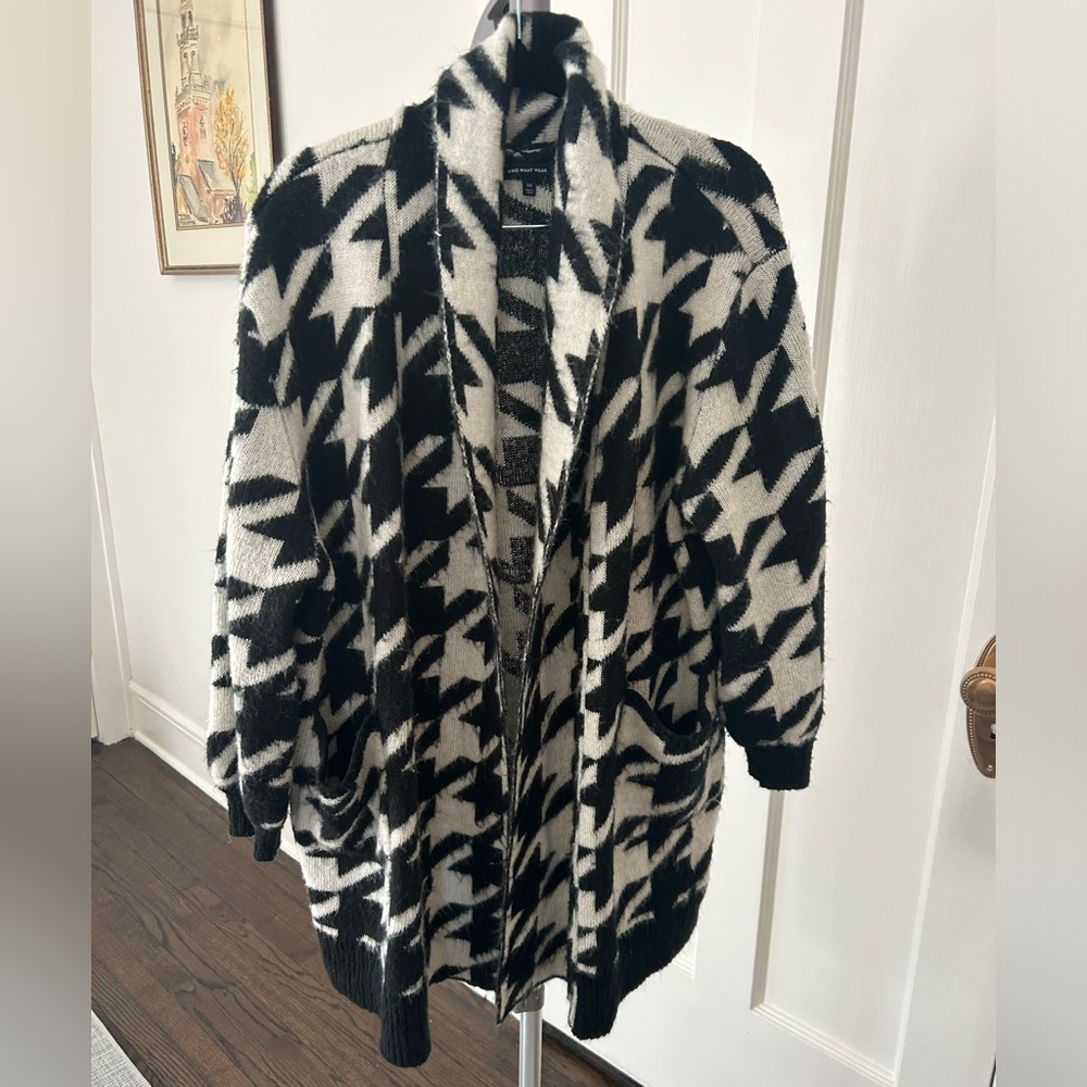 Long, comfy cardigan with bold black and white pattern